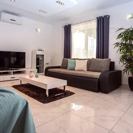 Golden Garden With 50sqm Private Pool Villa Gata